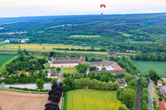 Vue aérienne de Château de Corvey sur la Weser, site classé au patrimoine mondial de l'UNESCO à Höxter dans le département Rhénanie du Nord-Westphalie, Allemagne