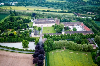 Vue aérienne de Complexe architectural du château monastique de Corvey (patrimoine mondial de l'UNESCO) - NRW à Höxter dans le département Rhénanie du Nord-Westphalie, Allemagne
