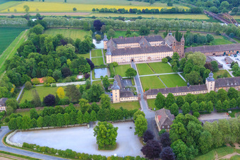 Photographie aérienne de Château de Corvey sur la Weser, site classé au patrimoine mondial de l'UNESCO à Höxter dans le département Rhénanie du Nord-Westphalie, Allemagne