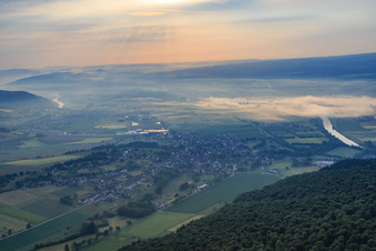 Vue aérienne de Vue de la ville dans la brume matinale depuis l'ouest à le quartier Albaxen in Höxter dans le département Rhénanie du Nord-Westphalie, Allemagne