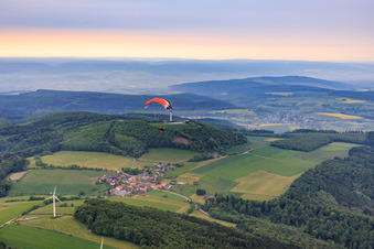 Vue aérienne de Vue du village du parc éolien Köterberg depuis le nord-ouest à le quartier Köterberg in Lügde dans le département Rhénanie du Nord-Westphalie, Allemagne