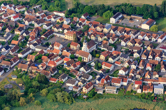 Vue aérienne de Église protestante à Neuburg am Rhein dans le département Rhénanie-Palatinat, Allemagne