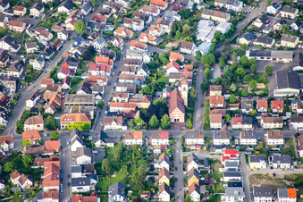 Vue aérienne de Église Sainte-Ursule à le quartier Neuburgweier in Rheinstetten dans le département Bade-Wurtemberg, Allemagne