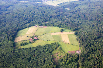 Vue aérienne de Bernbach à Marxzell dans le département Bade-Wurtemberg, Allemagne