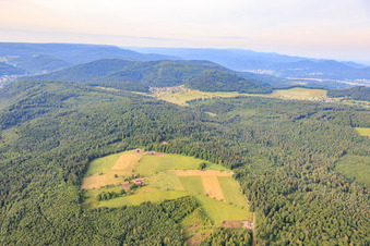 Vue aérienne de Vue du village dans le nord de la Forêt-Noire depuis le nord à le quartier Bernbach in Bad Herrenalb dans le département Bade-Wurtemberg, Allemagne