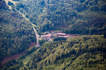 Vue aérienne de Straubenhardt, scierie Heinrich Jäck GmbH à Holzbachtal à le quartier Schielberg in Marxzell dans le département Bade-Wurtemberg, Allemagne
