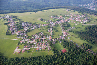 Vue aérienne de Walsdseestr à le quartier Rotensol in Bad Herrenalb dans le département Bade-Wurtemberg, Allemagne