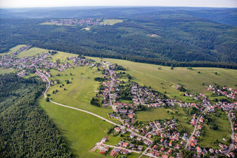 Vue aérienne de Viertelstr à le quartier Rotensol in Bad Herrenalb dans le département Bade-Wurtemberg, Allemagne