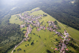 Vue aérienne de Rue Neuenburger à le quartier Neusatz in Bad Herrenalb dans le département Bade-Wurtemberg, Allemagne