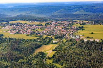 Vue aérienne de Vue de la Forêt-Noire du Nord depuis le nord à Dobel dans le département Bade-Wurtemberg, Allemagne