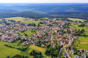 Vue aérienne de Vue de la ville dans le nord de la Forêt-Noire à Dobel dans le département Bade-Wurtemberg, Allemagne