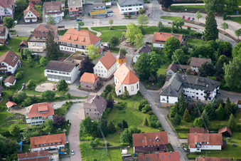 Vue aérienne de Vue sur le village à Dobel dans le département Bade-Wurtemberg, Allemagne