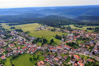 Vue aérienne de Rue Neuenbürger à Dobel dans le département Bade-Wurtemberg, Allemagne