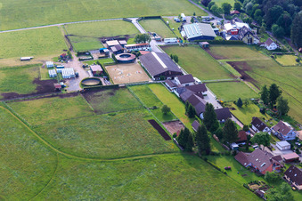 Vue d'oiseau de Haras Dobel à Dobel dans le département Bade-Wurtemberg, Allemagne