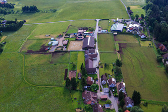 Enregistrement par drone de Haras Dobel à Dobel dans le département Bade-Wurtemberg, Allemagne