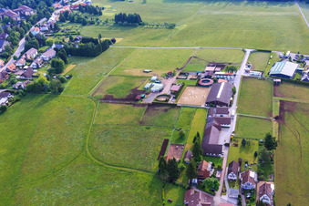 Haras Dobel à Dobel dans le département Bade-Wurtemberg, Allemagne du point de vue du drone