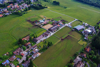 Haras Dobel à Dobel dans le département Bade-Wurtemberg, Allemagne vu d'un drone