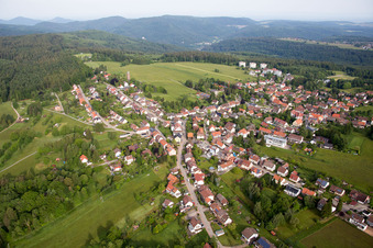 Vue aérienne de Champs agricoles et terres agricoles à Dobel dans le département Bade-Wurtemberg, Allemagne