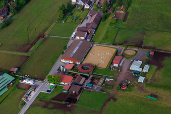 Haras Dobel à Dobel dans le département Bade-Wurtemberg, Allemagne d'un drone