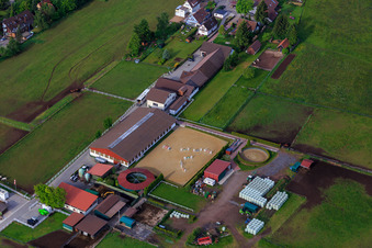 Haras Dobel à Dobel dans le département Bade-Wurtemberg, Allemagne vu d'un drone