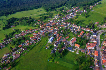 Vue aérienne de Wildbader Straße à Dobel dans le département Bade-Wurtemberg, Allemagne