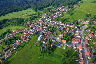 Vue aérienne de Wildbader Straße à Dobel dans le département Bade-Wurtemberg, Allemagne