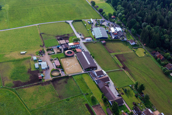 Haras Dobel à Dobel dans le département Bade-Wurtemberg, Allemagne d'un drone