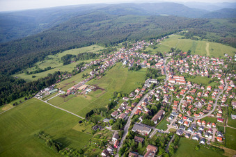 Vue aérienne de Champs agricoles et terres agricoles à Dobel dans le département Bade-Wurtemberg, Allemagne