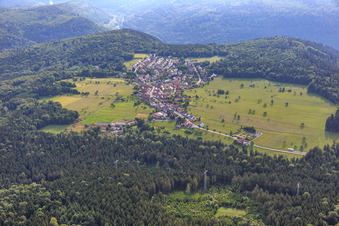 Vue aérienne de Vue du village de la Forêt-Noire depuis le sud-ouest à le quartier Dennach in Neuenbürg dans le département Bade-Wurtemberg, Allemagne