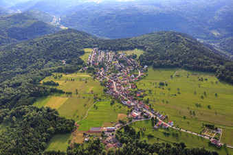 Photographie aérienne de Vue du village de la Forêt-Noire depuis le sud-ouest à le quartier Dennach in Neuenbürg dans le département Bade-Wurtemberg, Allemagne
