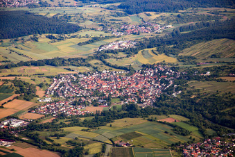 Vue aérienne de Du sud-est à le quartier Ellmendingen in Keltern dans le département Bade-Wurtemberg, Allemagne