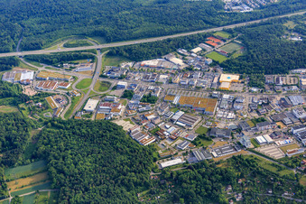 Vue aérienne de Zone industrielle Karlsruher Straße à la sortie de l'autoroute A8 Pforzheim-Ouest avec KLEINER GmbH Stanztechnik, POCO Pforzheim et Fahrrad XXL Pforzheim à le quartier Nordstadt in Pforzheim dans le département Bade-Wurtemberg, Allemagne