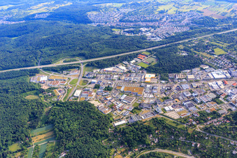 Vue aérienne de Zone industrielle Karlsruher Straße à la sortie de l'autoroute A8 Pforzheim-Ouest avec KLEINER GmbH Stanztechnik, POCO Pforzheim et Fahrrad XXL Pforzheim à le quartier Brötzingen in Pforzheim dans le département Bade-Wurtemberg, Allemagne