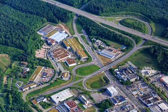 Vue aérienne de Zone industrielle Karlsruher Straße à la sortie de l'autoroute A8 Pforzheim-Ouest avec Mapal WWS GmbH et KLEINER GmbH Stanztechnik à le quartier Brötzingen in Pforzheim dans le département Bade-Wurtemberg, Allemagne