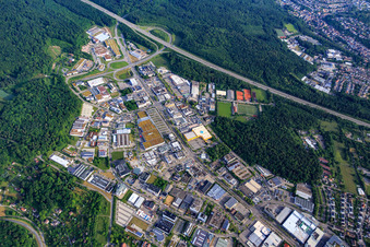 Vue aérienne de Zone industrielle Karlsruher Straße à la sortie de l'autoroute A8 Pforzheim-Ouest avec Mapal WWS GmbH et KLEINER GmbH Stanztechnik à le quartier Brötzingen in Pforzheim dans le département Bade-Wurtemberg, Allemagne