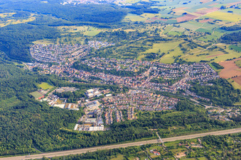 Vue aérienne de Vue de la ville au-delà de l'A8 depuis le sud à Ispringen dans le département Bade-Wurtemberg, Allemagne