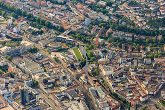 Vue aérienne de Centre des congrès Pforzheim CCP, Hôtel de ville Pforzheim et Église du Sacré-Cœur au confluent de la Nagold et de l'Enz à le quartier Innenstadt in Pforzheim dans le département Bade-Wurtemberg, Allemagne