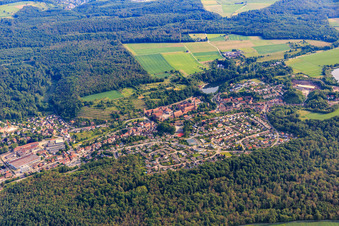 Vue oblique de Vue de la ville de Kraichgau depuis le sud à Maulbronn dans le département Bade-Wurtemberg, Allemagne