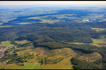 Vue aérienne de Paysage viticole "Wilder Fritz" sur le Diefenbacher Mettenberg et le sentier des amandiers en fleurs Diefenbach à le quartier Diefenbach in Sternenfels dans le département Bade-Wurtemberg, Allemagne