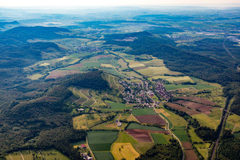 Vue aérienne de Du nord-est à le quartier Schützingen in Illingen dans le département Bade-Wurtemberg, Allemagne