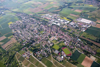 Vue aérienne de Vue des rues et des maisons dans les quartiers résidentiels à Güglingen dans le département Bade-Wurtemberg, Allemagne