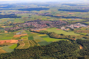 Vue aérienne de Vue des rues et des maisons dans les quartiers résidentiels à Schwaigern dans le département Bade-Wurtemberg, Allemagne