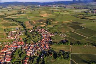 Vue aérienne de Vue du village depuis l'est à Dierbach dans le département Rhénanie-Palatinat, Allemagne