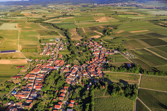 Vue aérienne de Vue du village depuis l'est à Dierbach dans le département Rhénanie-Palatinat, Allemagne