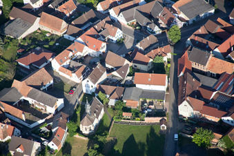 Vue aérienne de Bâtiment d'église au centre du village à Dierbach dans le département Rhénanie-Palatinat, Allemagne