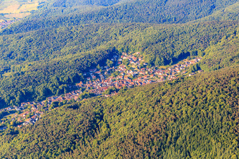 Vue aérienne de Vue du village caché dans la forêt du Palatinat depuis le nord à Dörrenbach dans le département Rhénanie-Palatinat, Allemagne