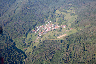 Vue aérienne de Vue des rues et des maisons dans les quartiers résidentiels à Böllenborn dans le département Rhénanie-Palatinat, Allemagne