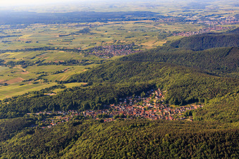 Vue aérienne de Vue du village caché dans la forêt du Palatinat depuis le nord à Dörrenbach dans le département Rhénanie-Palatinat, Allemagne