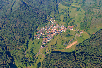 Vue aérienne de Vue du village dans la forêt du Palatinat depuis l'est à Böllenborn dans le département Rhénanie-Palatinat, Allemagne