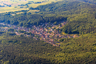 Vue oblique de Vue du village caché dans la forêt du Palatinat depuis le nord à Dörrenbach dans le département Rhénanie-Palatinat, Allemagne